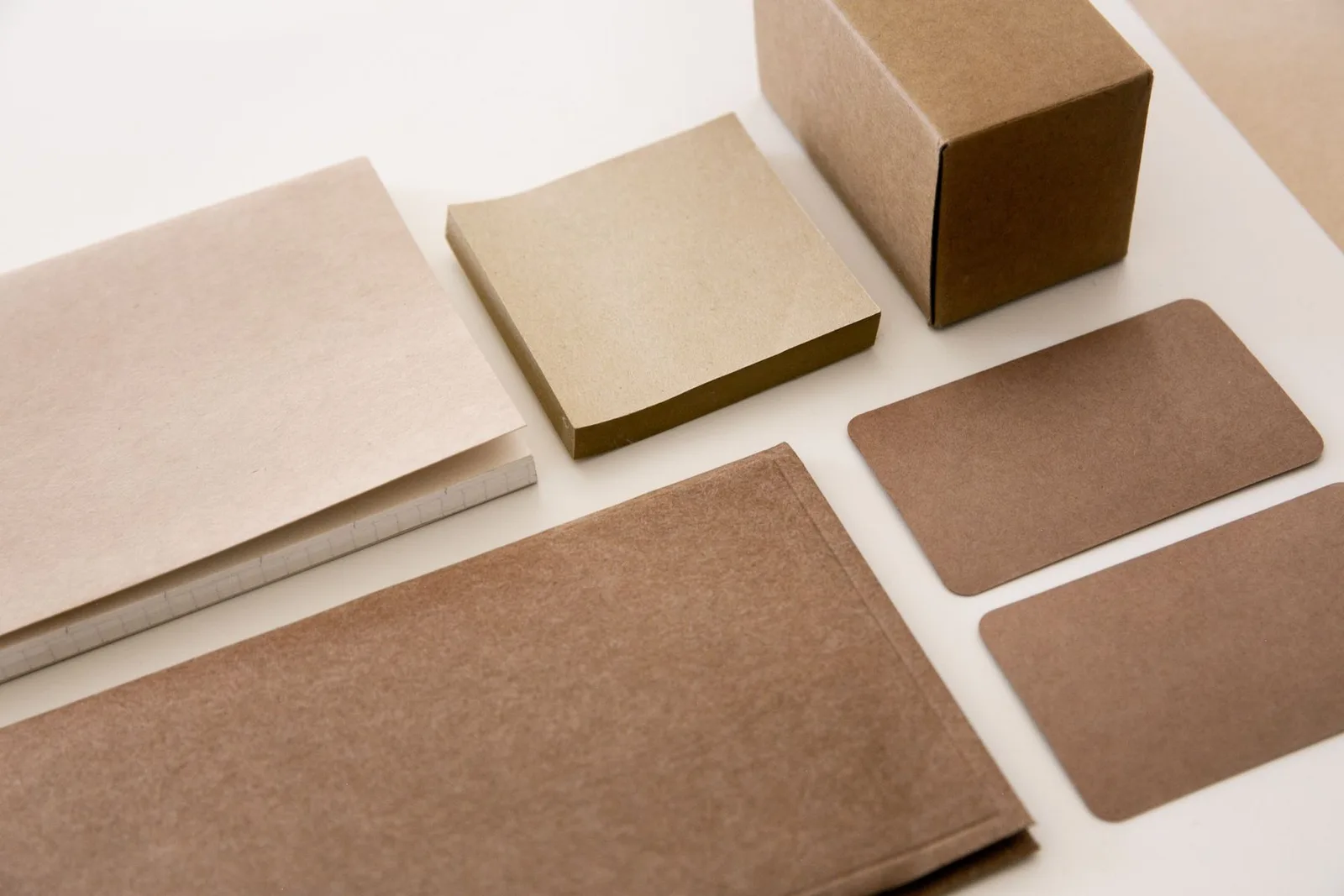 Composición de papelería y materiales impresos